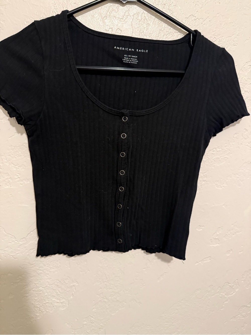 American Eagle Outfitters Black Ribbed Snap-Front Crop Tee